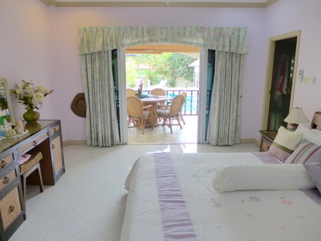 4 plus bedroom pool estate on a large.. - 2