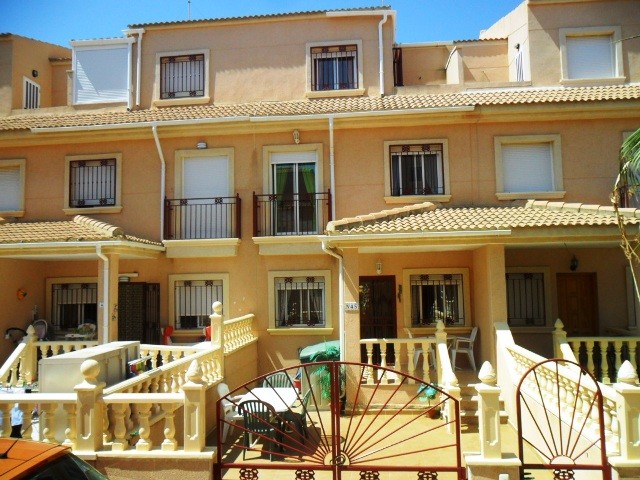 3 Bedrooms, 2 bathrooms Townhouse in..