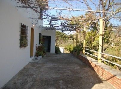 Villa - Set in over 10,000m2 of..