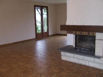Situated In A Quiet Estate Only 1km.. - 2