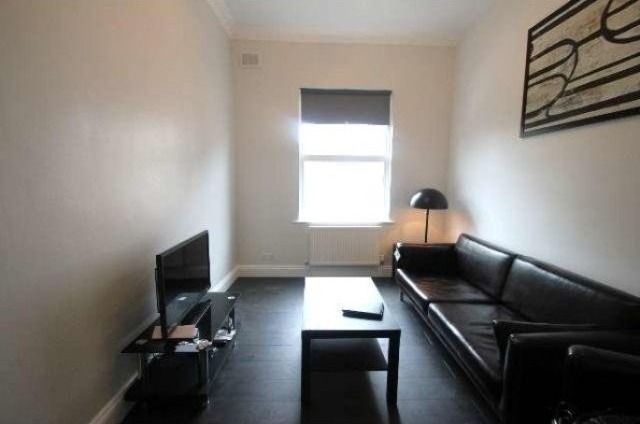 2 Bed Flat/Apartment To Let in London - 2
