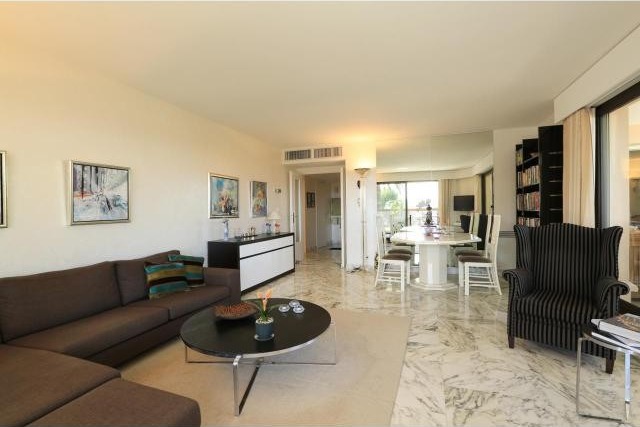 Enthralling two bed in Mont Boron