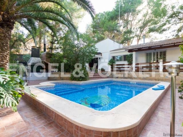 Renovated villa with beautiful garden..