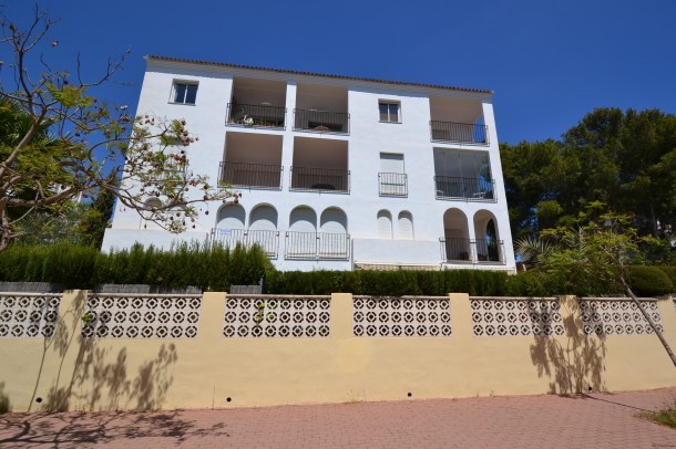Very well presented spacious apartment..