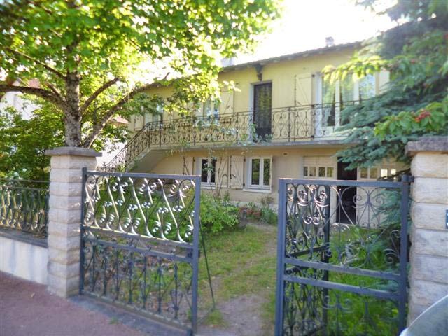 1980-Style House With Basement Set In A..