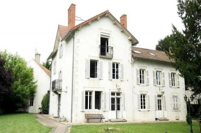 Character For Sale: 63260 EFFIAT - 2