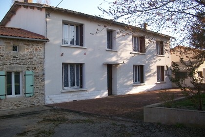 Renovated longère - 2