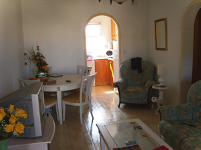 Two bedroom bungalow in Los Altos - 2