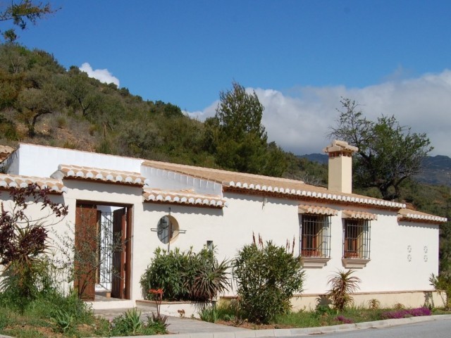 A Renovated Country House with over..
