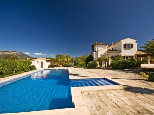 High-quality country house in a quiet..