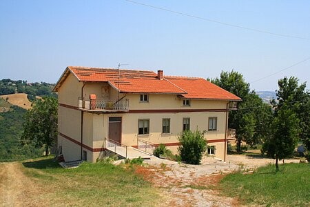 Huge detached property with 1 hectare..