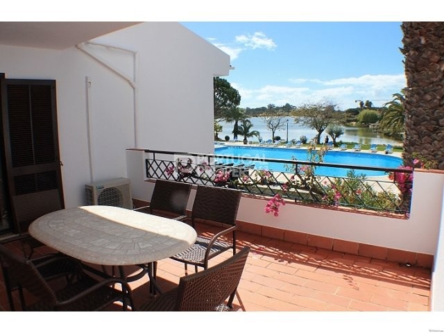 Spacious duplex Lakeside apartment with..