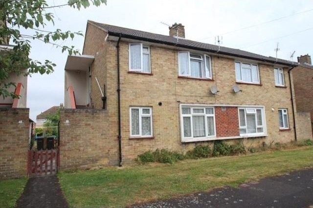 1 bedroom Flat For Rent: Braemar Road..
