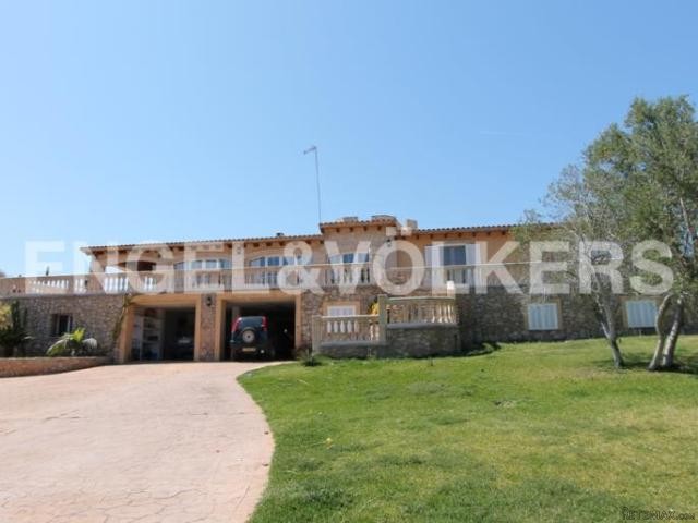Large country house close to the sea