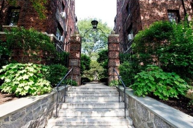 2 bedroom Co-op For Sale: White Plains..