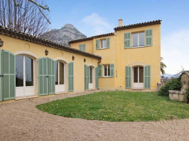 Charming villa in exceptional setting..
