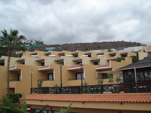 Oasis Mango, Los Cristianos, 38660.. - 2