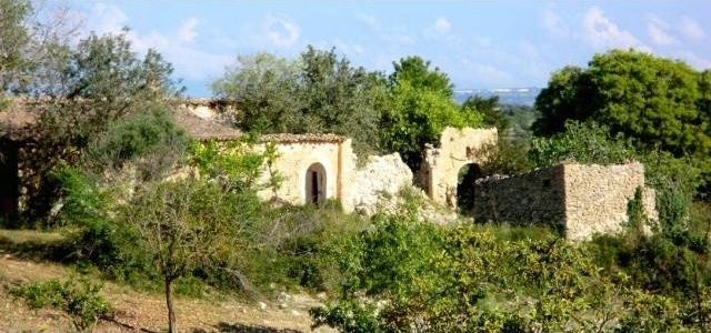 Beautiful plot with various ruines to..