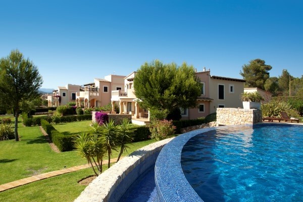 Southwest-facing apartment in Santa..