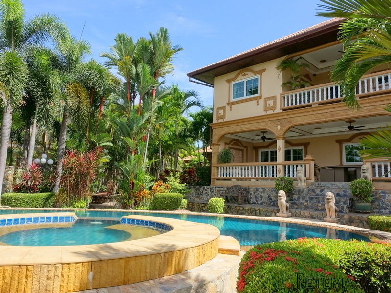 6 bedroom lakefront golf course..