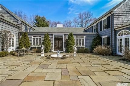 5 Wildwood Ct Lattingtown, NY 11560