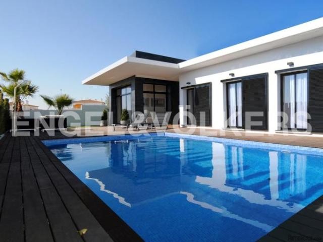 Impressive modern villa in Urb. La..