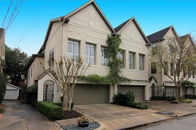 3 bedroom Apartment For Sale: 2009..