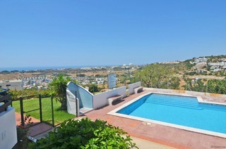Spacious 3 Bedroom Apartment with Sea..