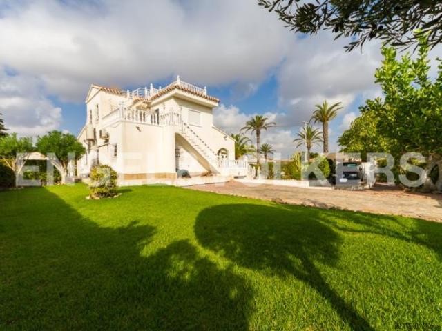 Beautiful villa on 2 line. Cabo Roig
