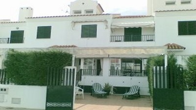 Town House - Ideally located just 2..