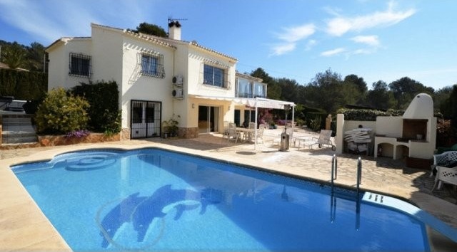 Very Well Maintained 4 Bedroom, 3..
