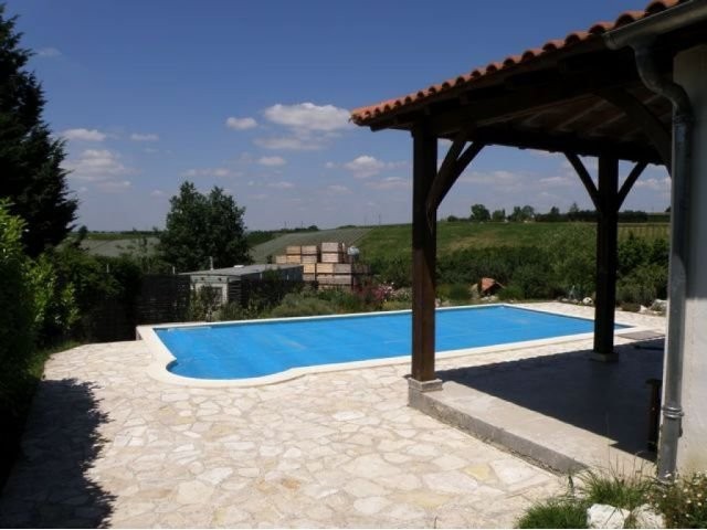 Large House With Swimming Pool - 2