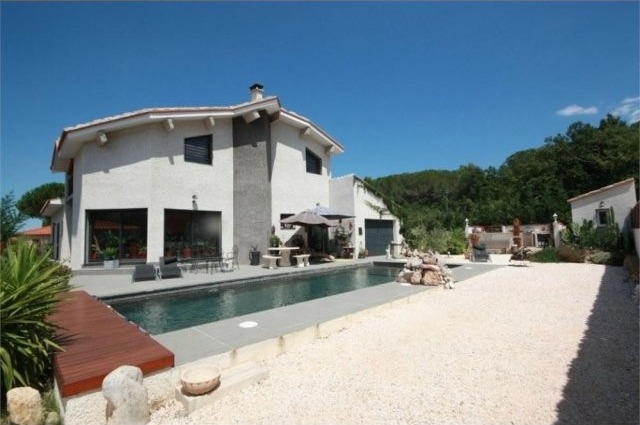 Superb Villa With Pool In A Calm..