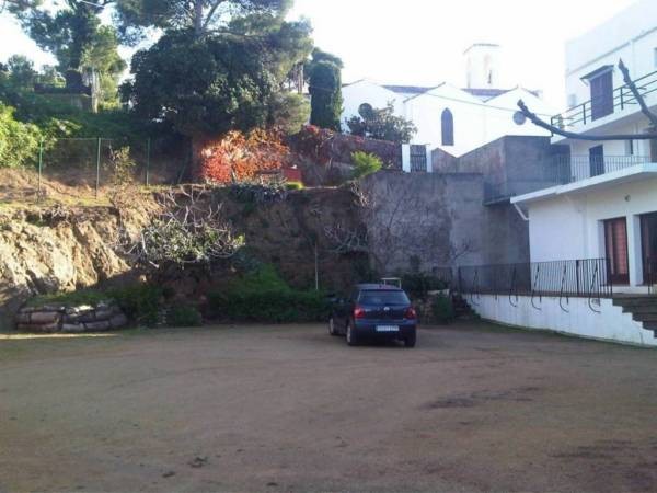LARGE PLOT IN THE CENTRE OF LLAFRANC