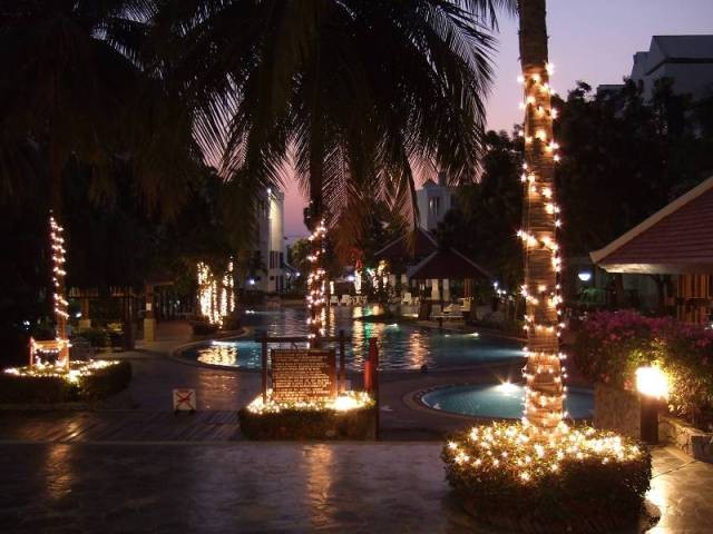 5 star living at huge pool near the sea..