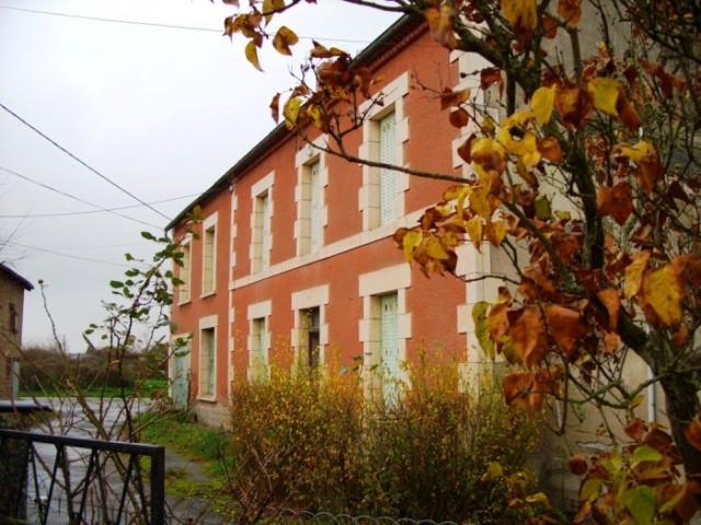 Grande Maison Avec Plusieurs Annexes..