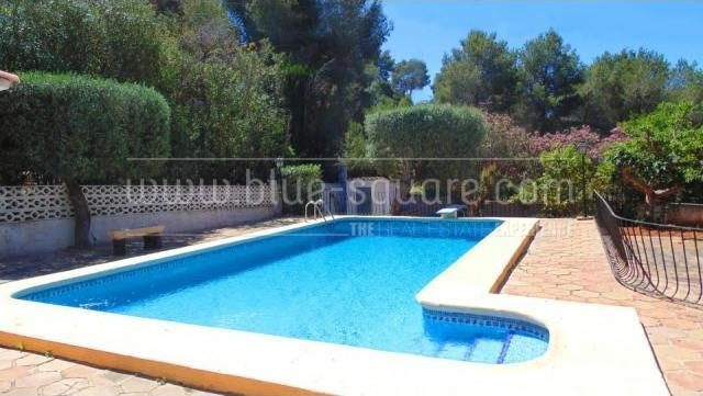 Villa with large plot and apartment.. - 2