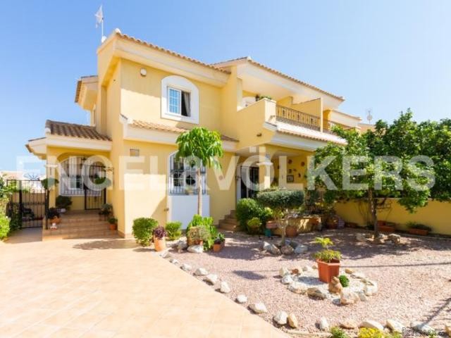 Beautiful semi-detached villa in great..