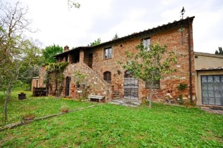 Large Farmhouse With 3 Units + Annexes