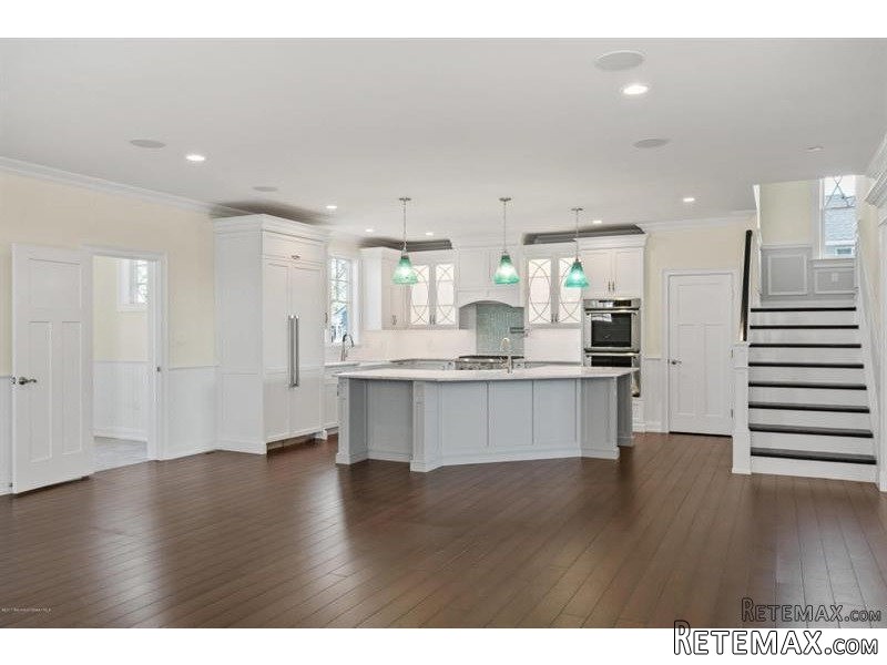 5 bedroom Detached House For Sale: 107.. - 2