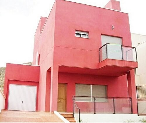LARGE 180 M2 4 BED DETACHED VILLA