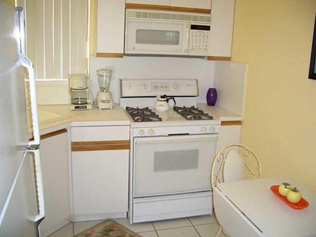1 bedroom Flat For Sale: 240 COLLINS AV.. - 2