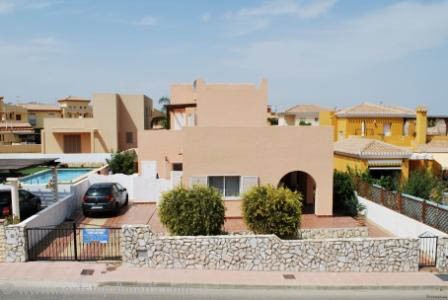 3 bedroom detached property with..
