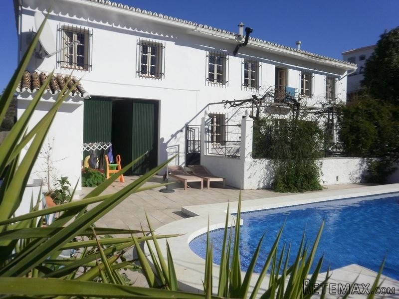 6 bedroom, 4 bathroom Villa, (build 225..
