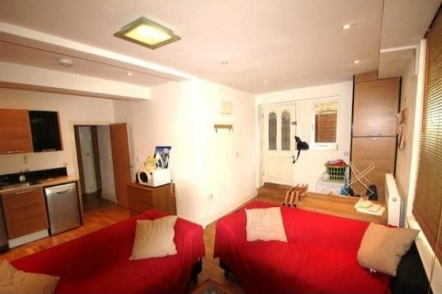 3 Bed Flat/Apartment To Let in London - 2