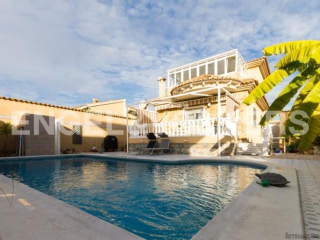 BEAUTIFUL VILLA IN URB. LA SIESTA - 2