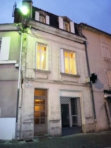 Renovated 3 bed appt with large house..