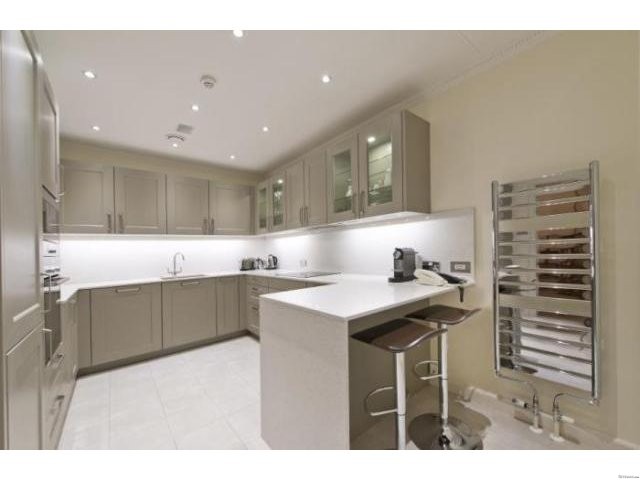 3 bed flat to rent in Hyde Park Gate..