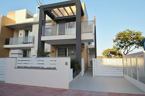 * FABULOUS NEW GROUND FLOOR BEACH..