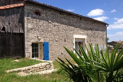 Pretty renovated 3-bed barn with land